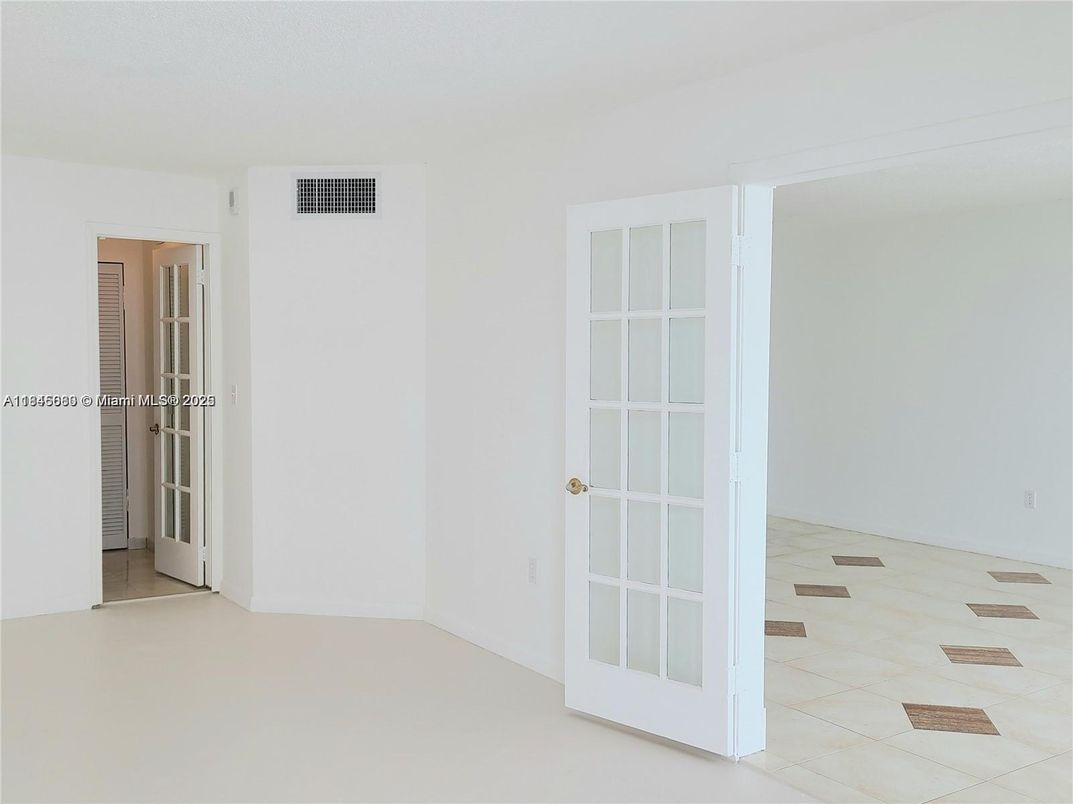 Empty room, Interior