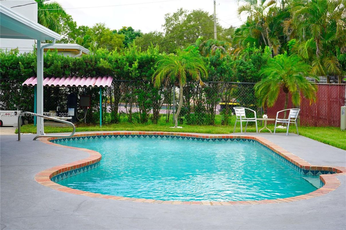 Exterior, Pool
