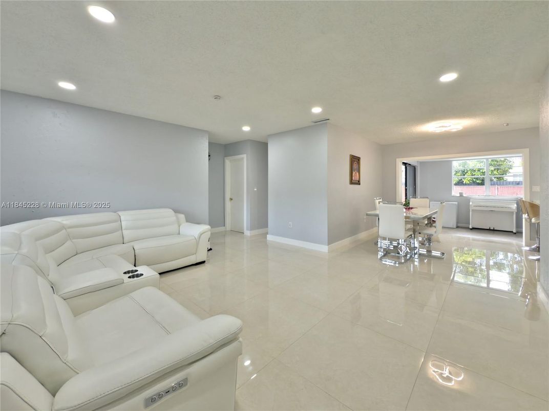 Dining room, Interior, Living room, Recessed Lighting