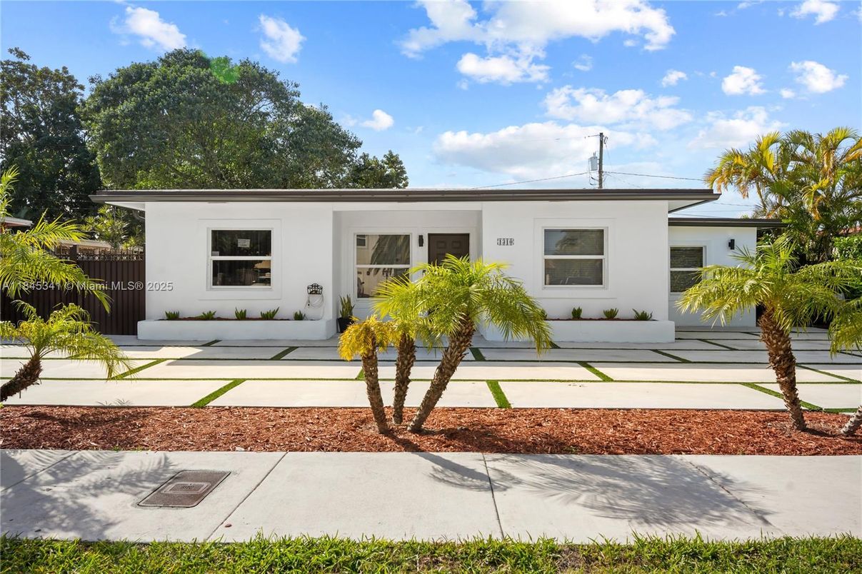 Backyard, Exterior, Facade, Ranch