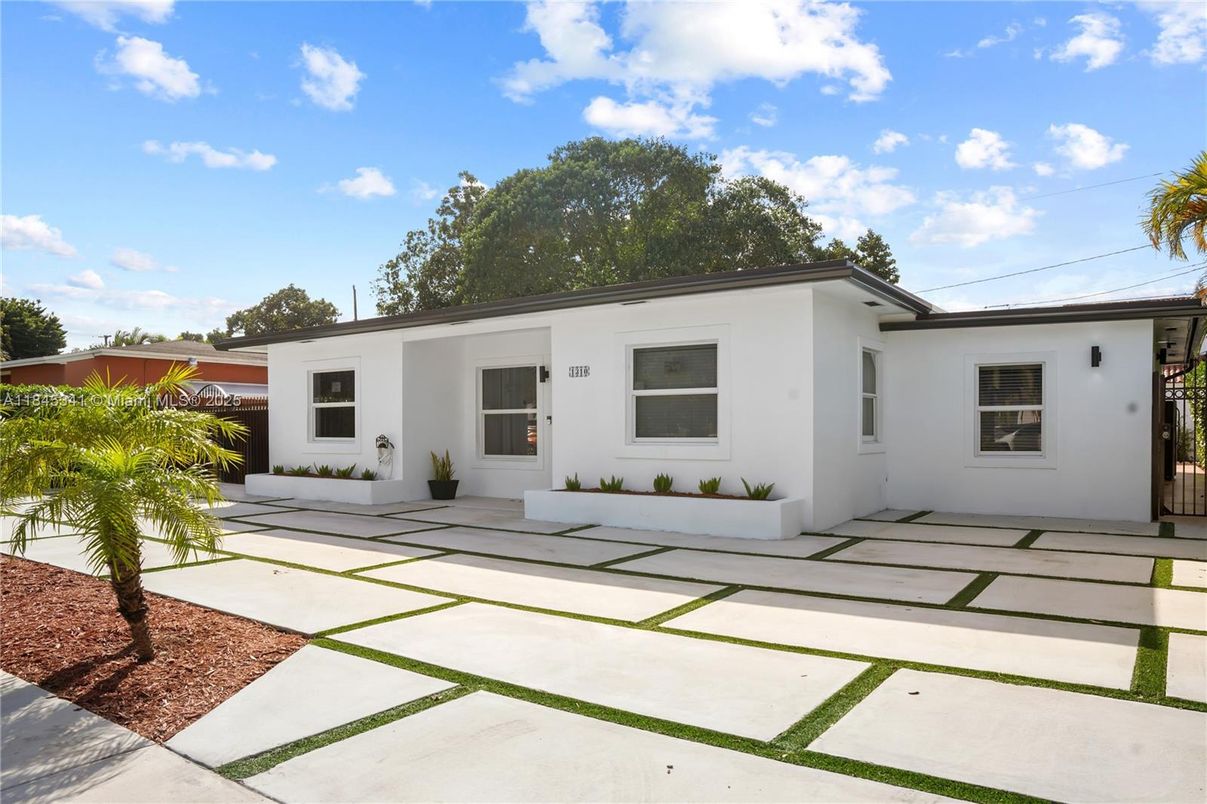 Backyard, Exterior, Facade, Ranch