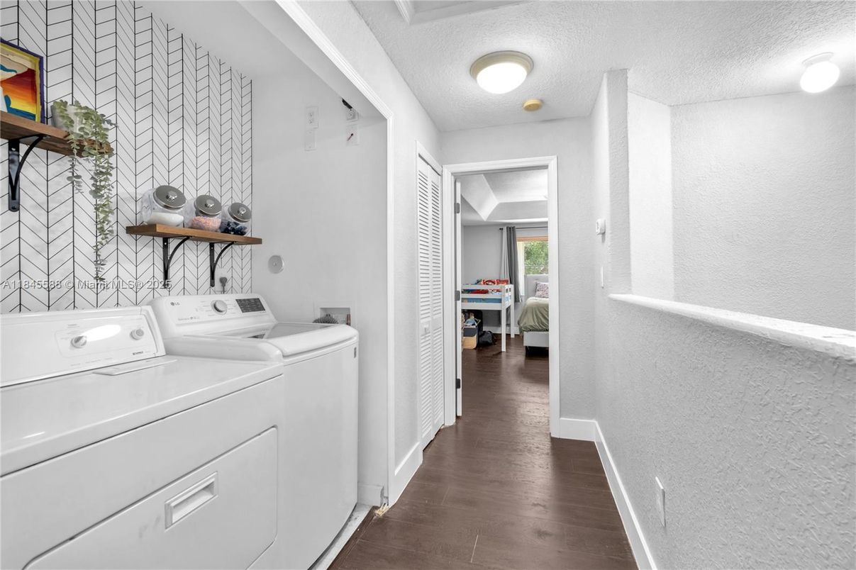 Interior, Utility Closets, Washer, Wood Texture Flooring