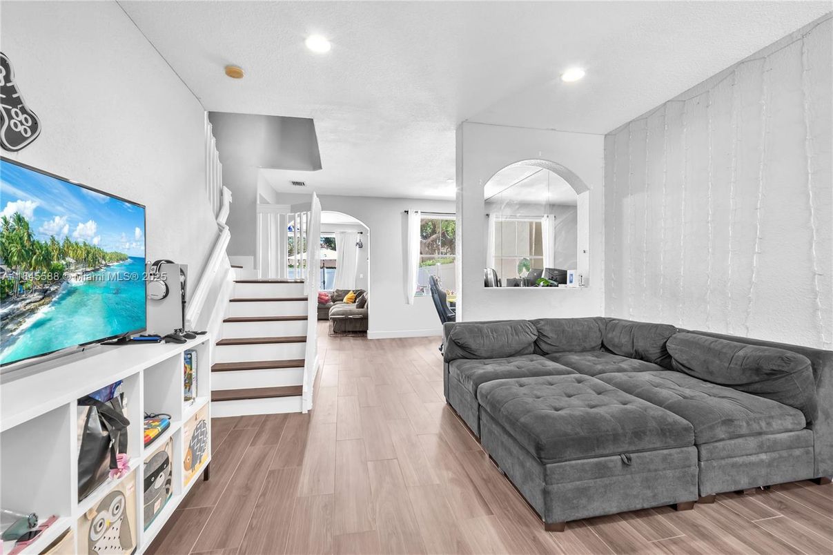 Interior, Recessed Lighting, Wood Texture Flooring