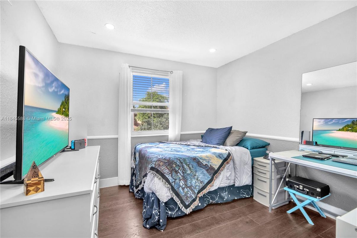 Bedroom, Home Office, Interior, Recessed Lighting, Wood Texture Flooring