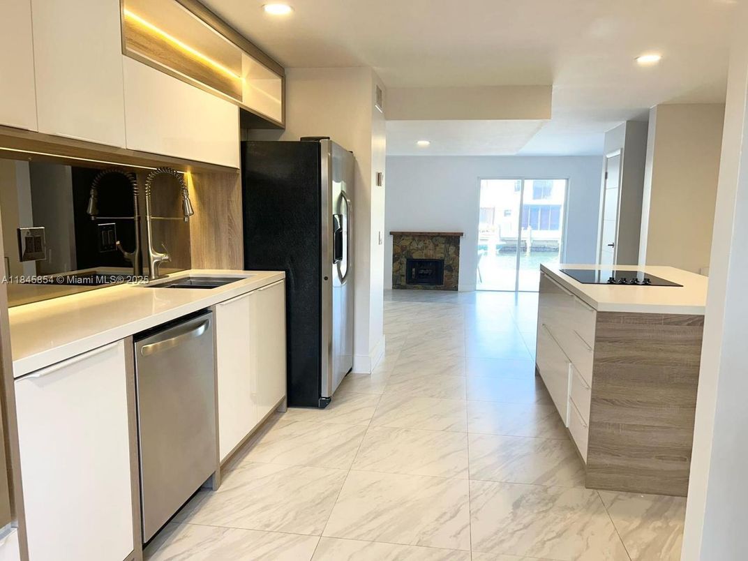 Fireplace, Interior, Kitchen, Marble, Recessed Lighting