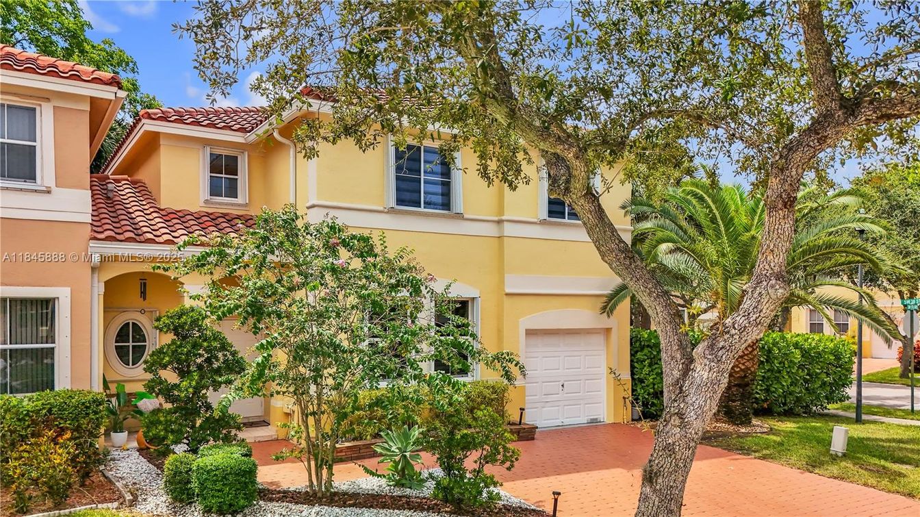 Attached, Exterior, Facade, Mediterranean
