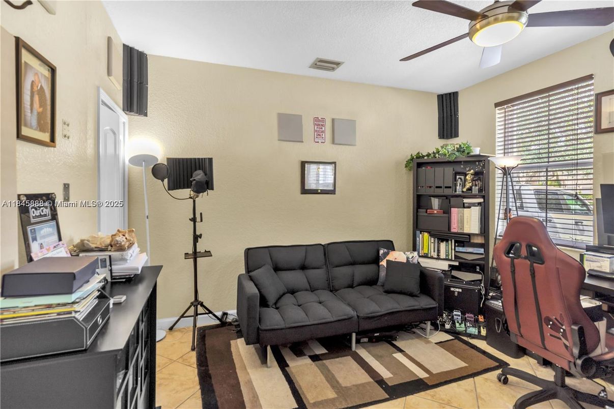 Home Office, Interior