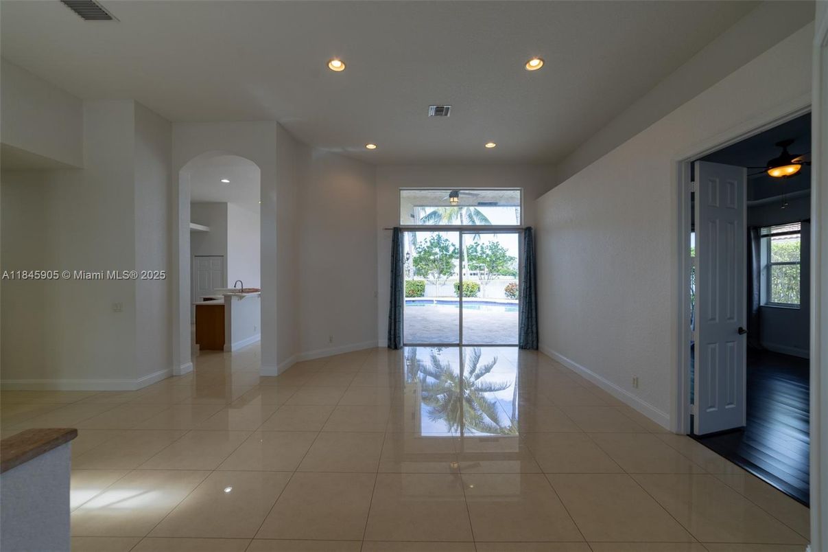 Empty room, Interior, Recessed Lighting