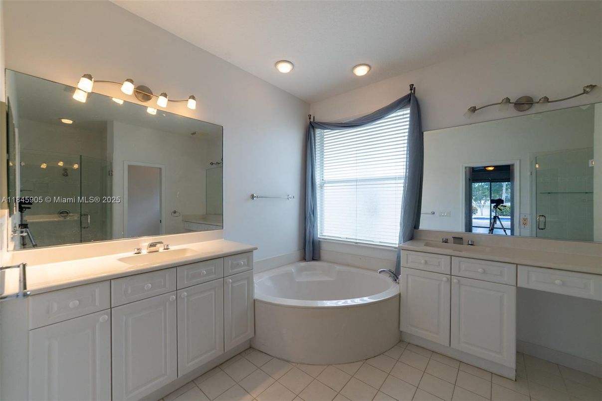 Bathroom, Dual Sink Vanities, Interior, Recessed Lighting