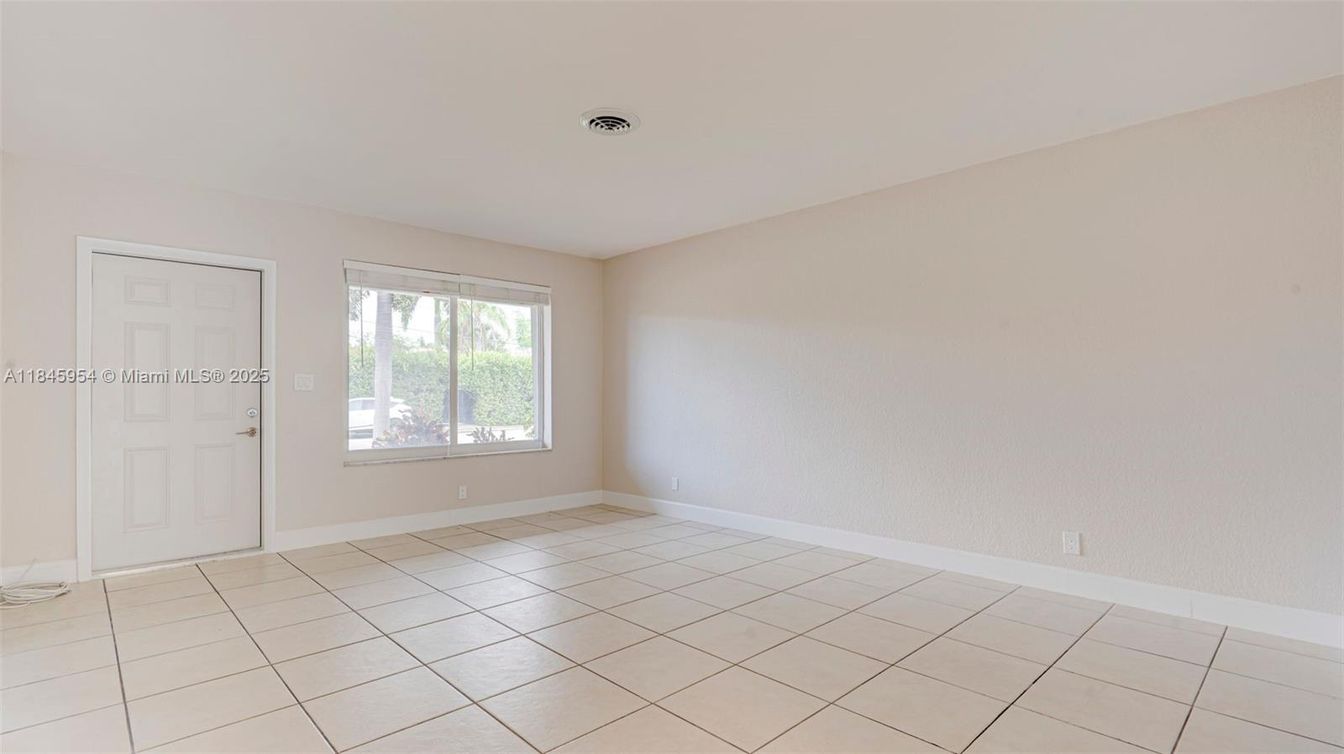 Empty room, Interior