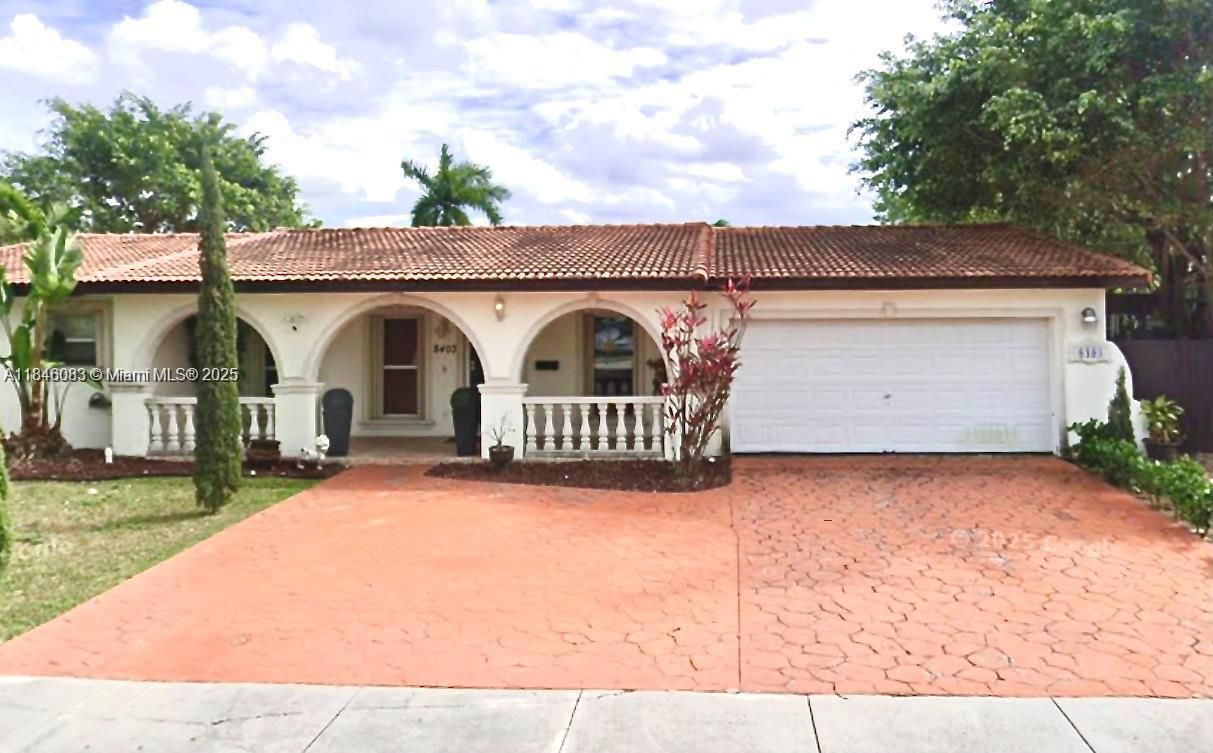 Attached, Exterior, Facade, Mediterranean