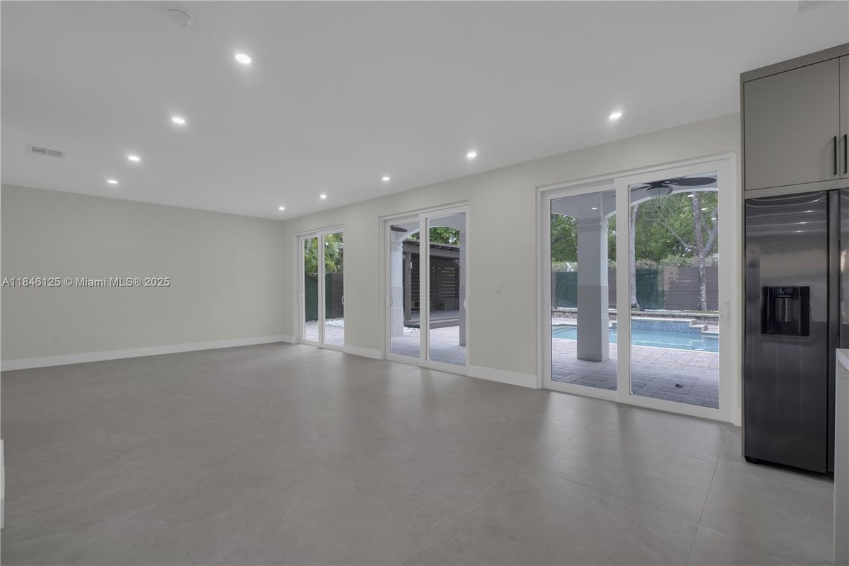 Empty room, Interior, Recessed Lighting