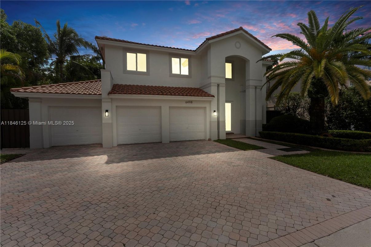 Attached, Exterior, Facade, Mediterranean