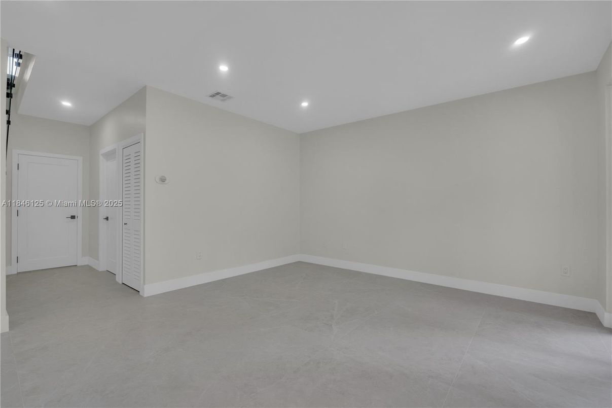 Empty room, Interior, Recessed Lighting
