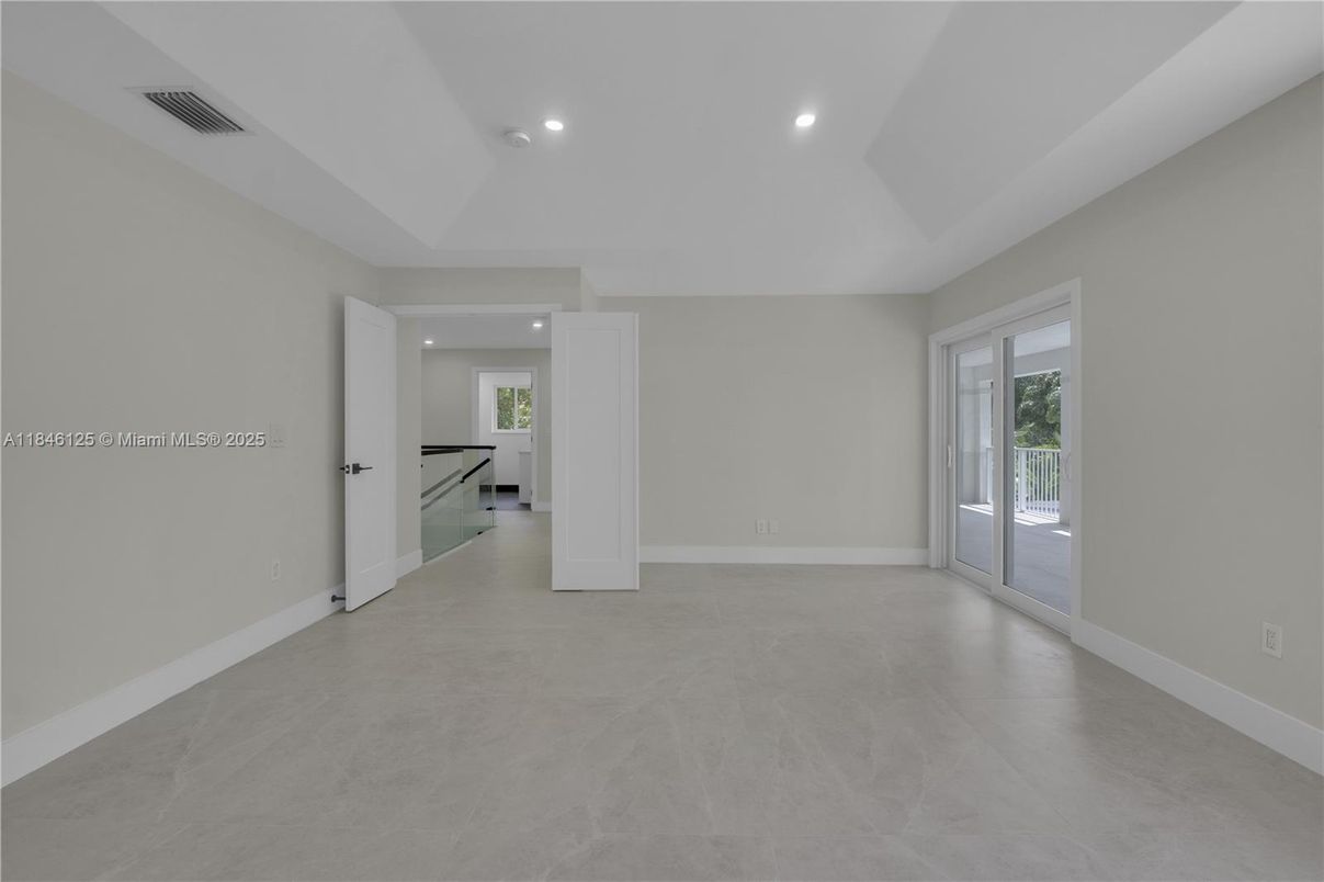 Empty room, Interior, Recessed Lighting