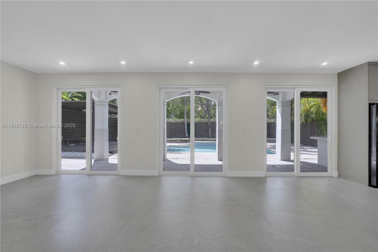 Empty room, Interior, Recessed Lighting