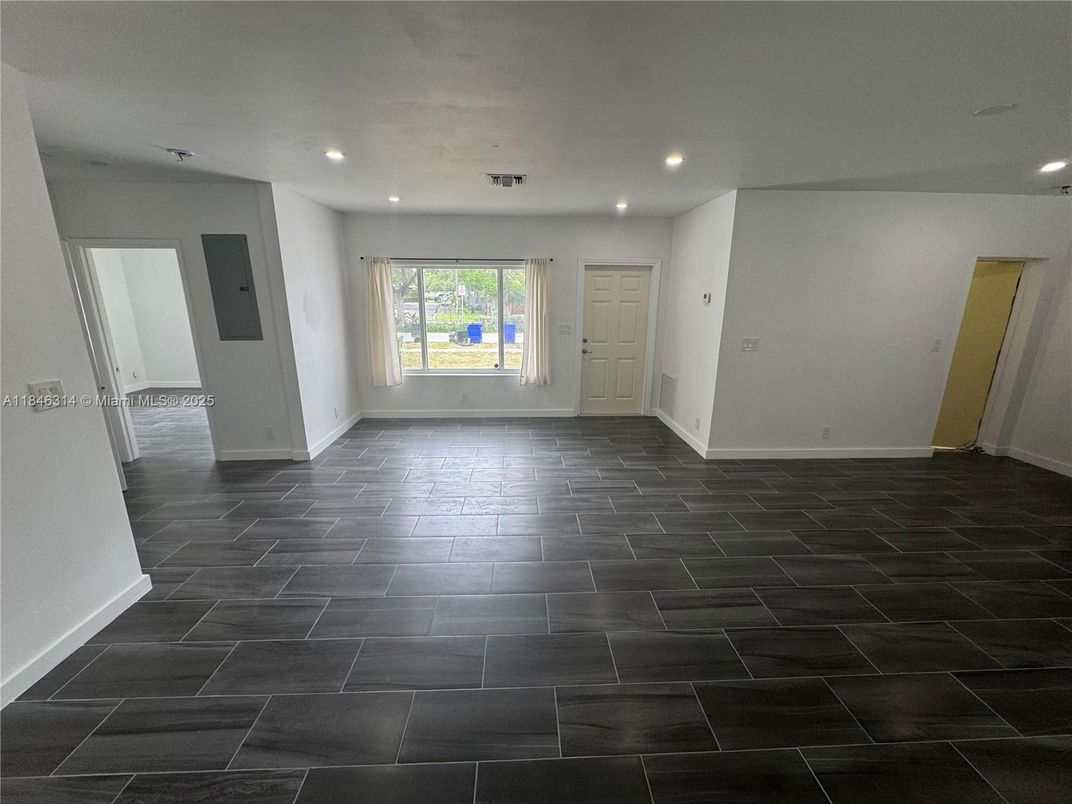 Empty room, Interior, Recessed Lighting