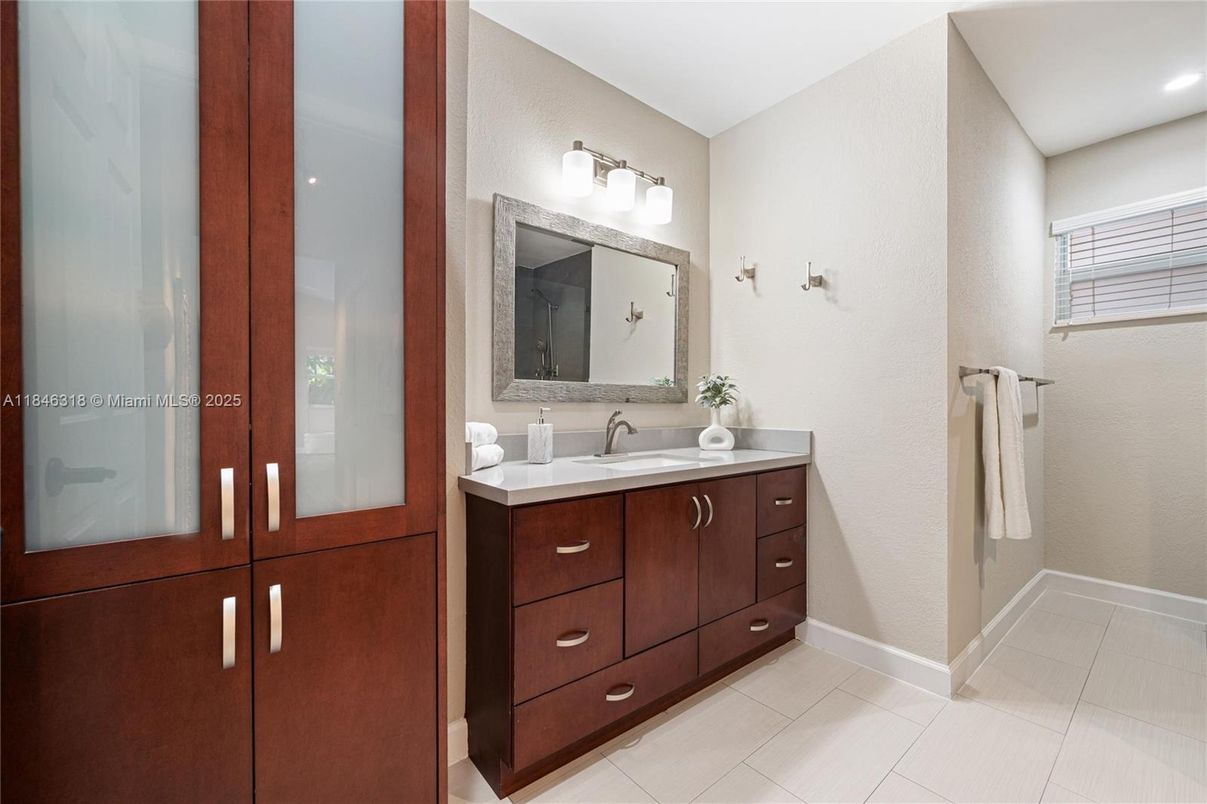 Bathroom, Dual Sink Vanities, Interior, Recessed Lighting