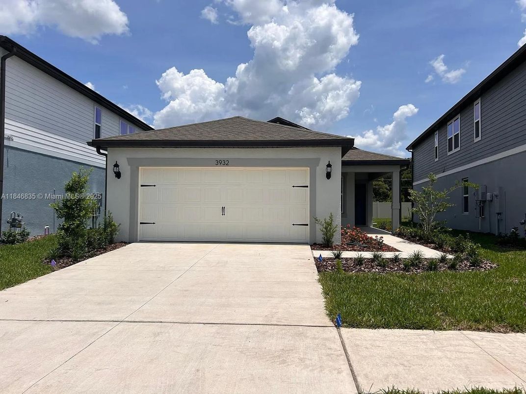 Attached, Exterior, Facade, Ranch