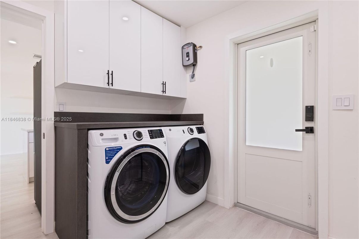 Interior, Recessed Lighting, Washer, Wood Texture Flooring