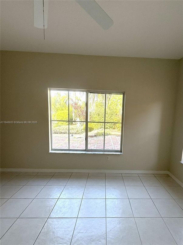Empty room, Interior