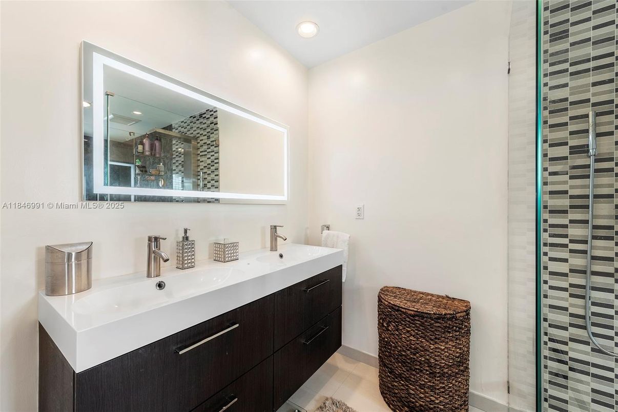 Bathroom, Dual Sink Vanities, Interior, Recessed Lighting