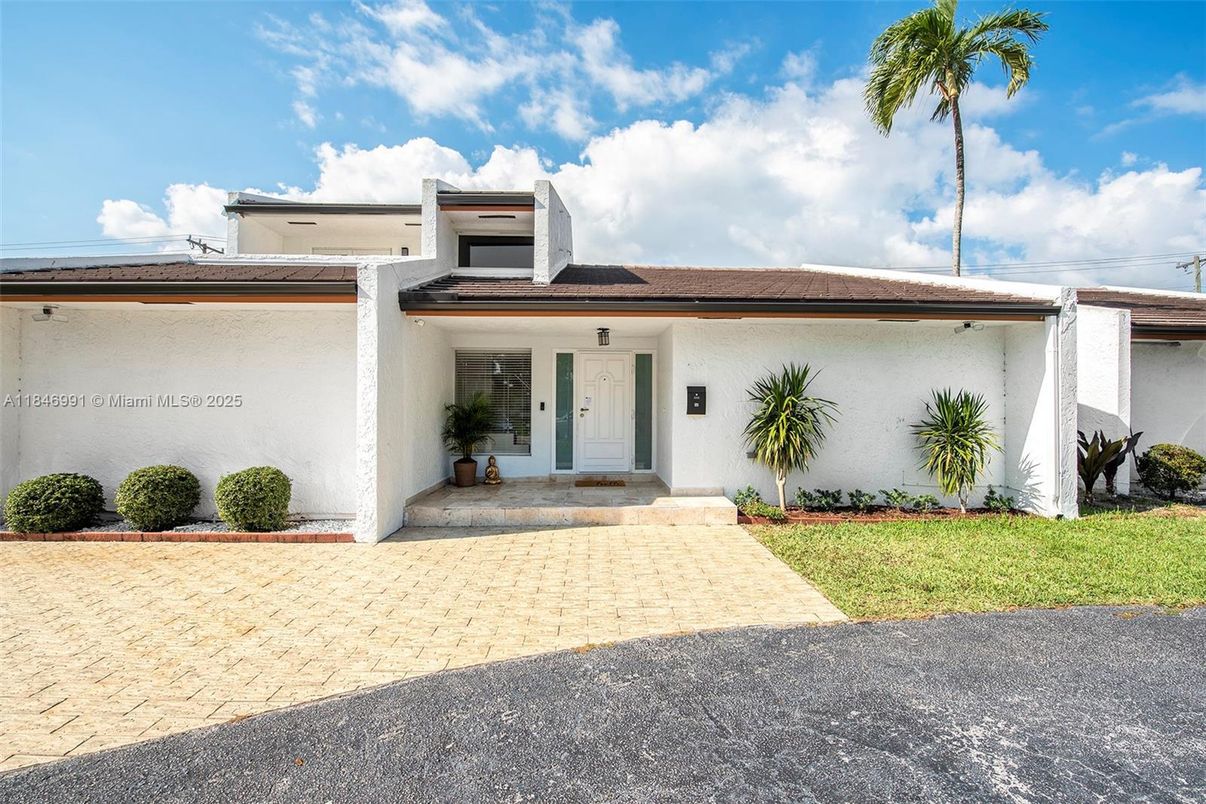 Exterior, Facade, Modern