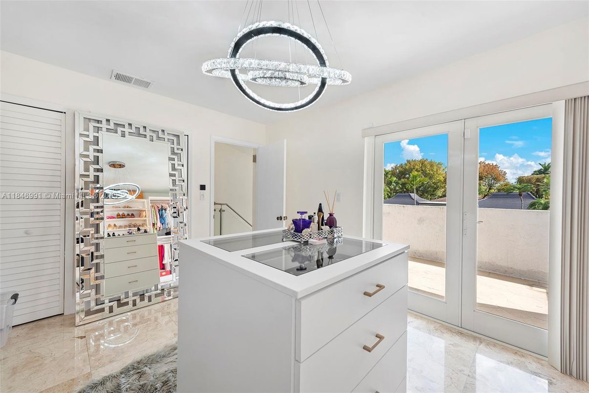 Interior, Pendant Lights, Walk-in Closets