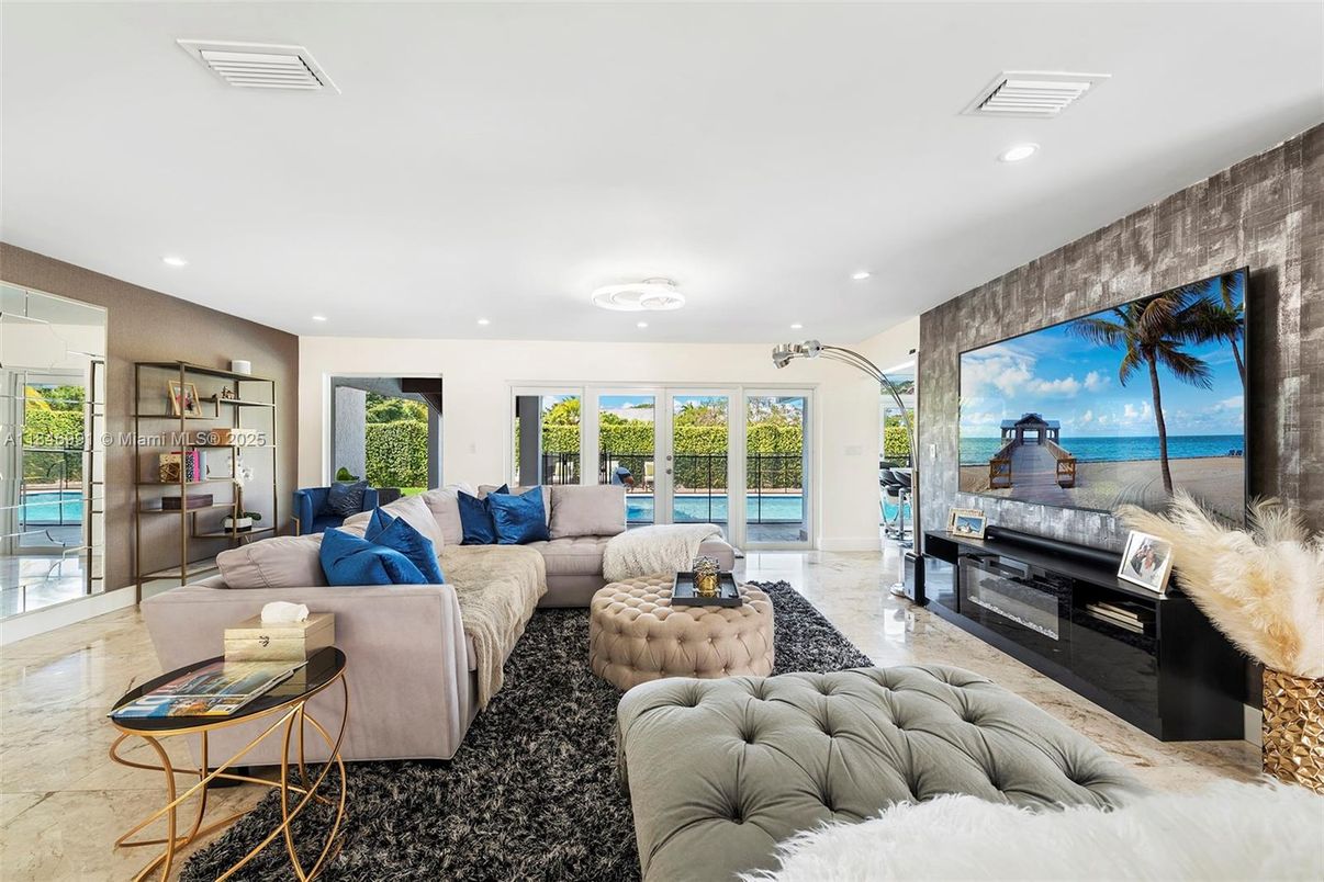 Interior, Living room, Recessed Lighting, Water