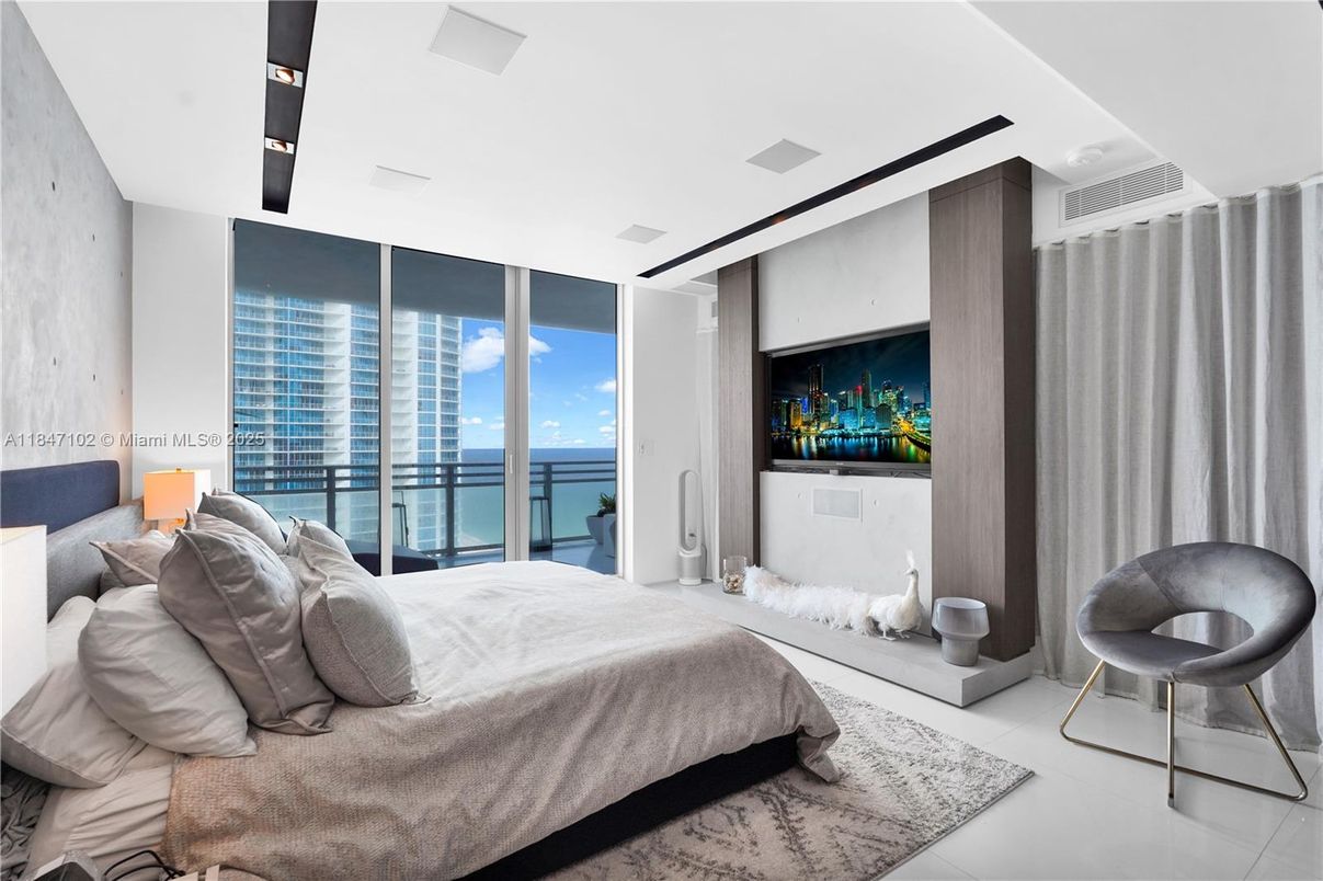 Bedroom, Interior, Recessed Lighting, Water