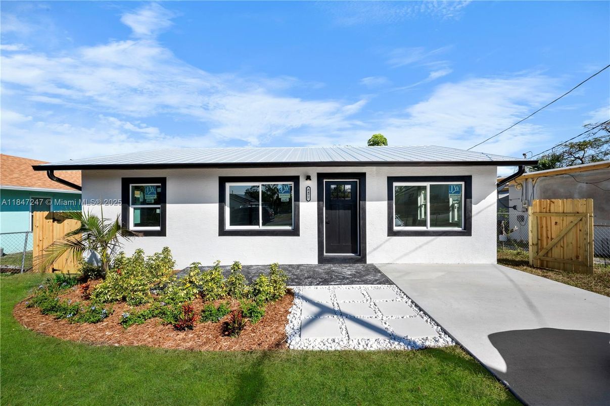 Exterior, Facade, Ranch