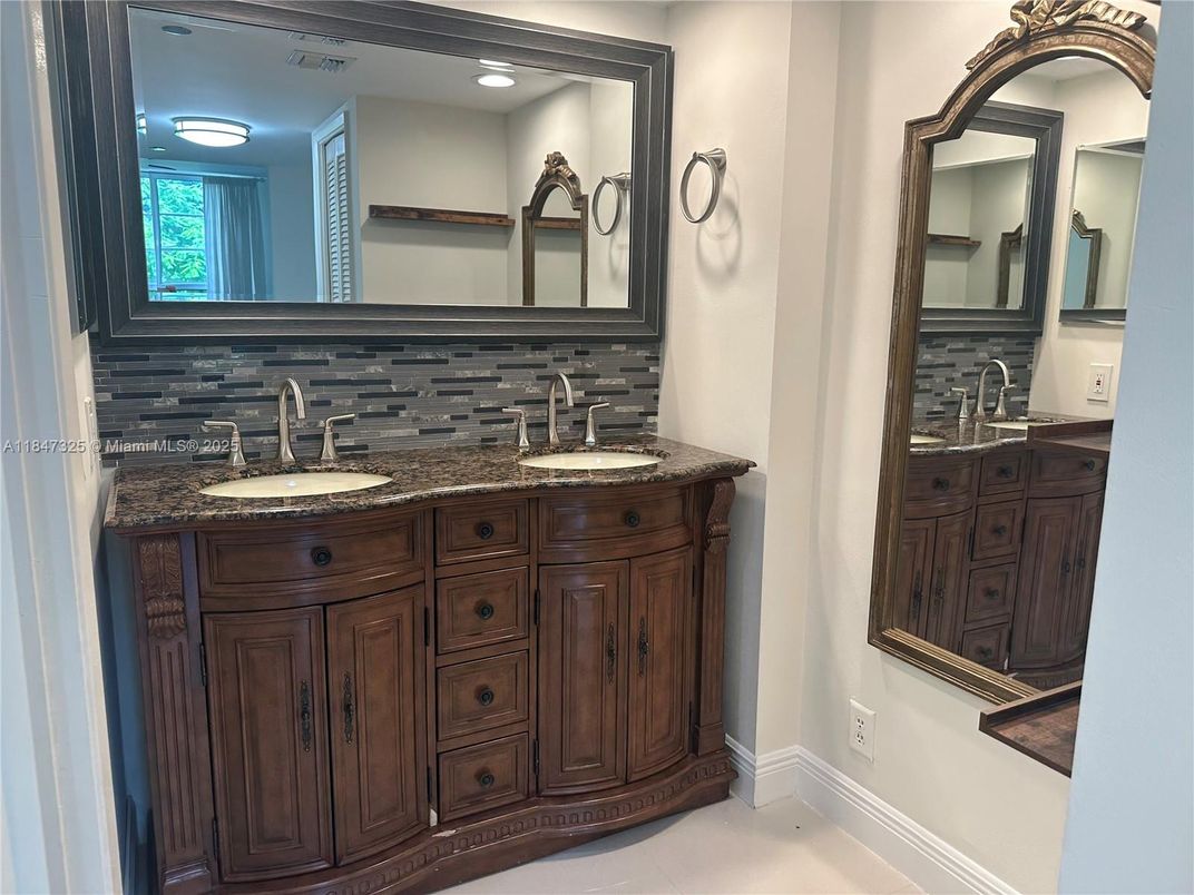 Bathroom, Dual Sink Vanities, Interior, Recessed Lighting