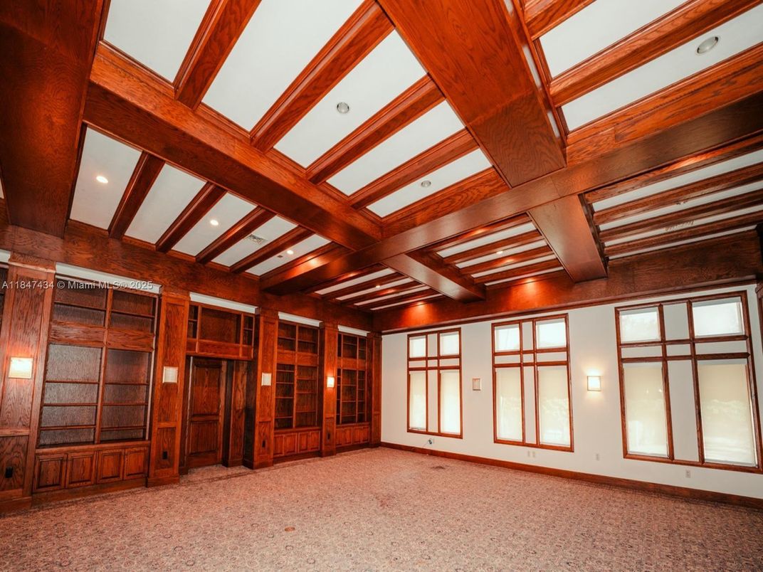 Empty room, Interior, Recessed Lighting, Wooden Beams