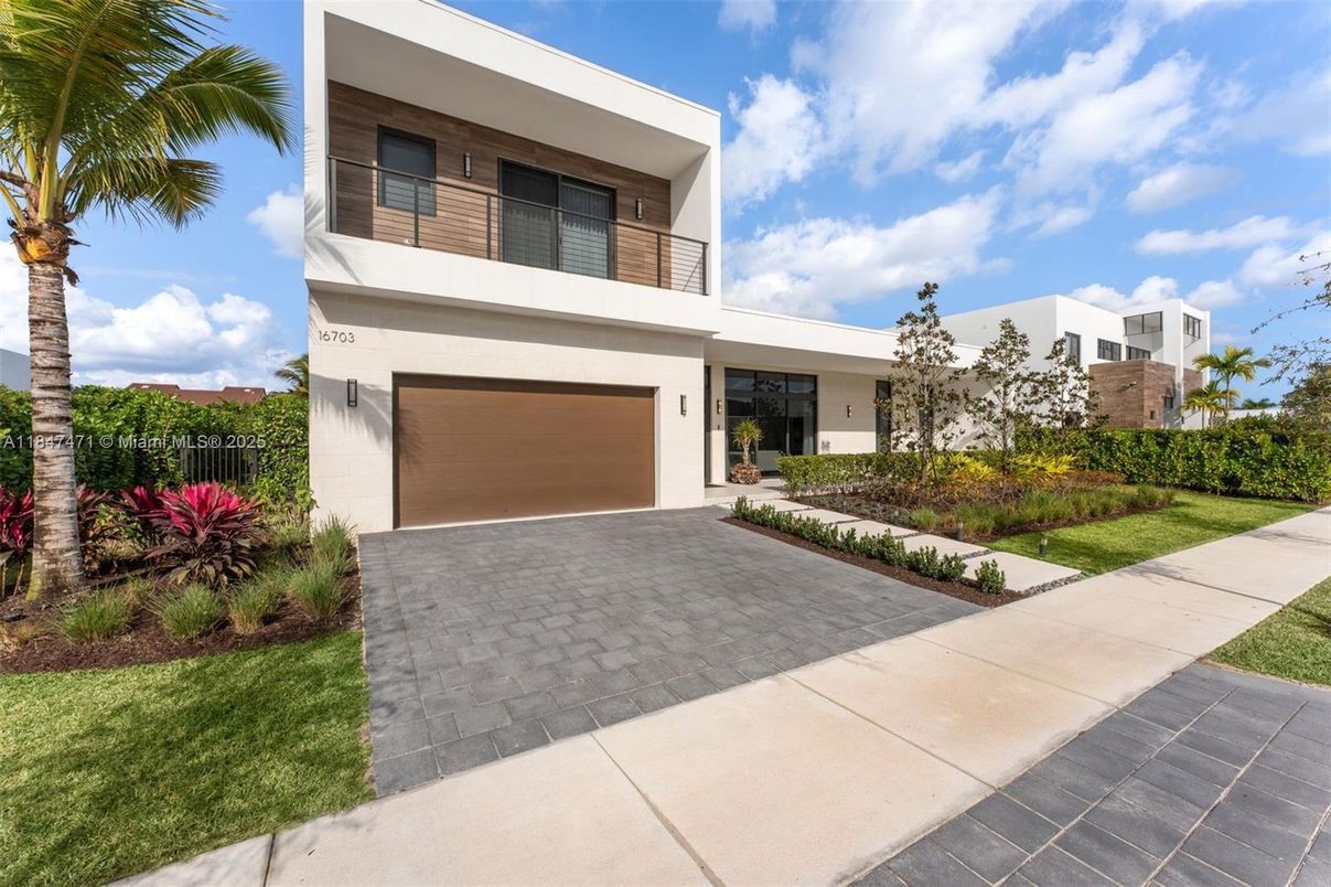Attached, Backyard, Exterior, Facade, Modern