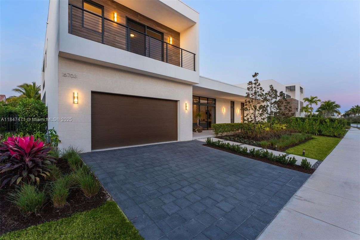 Attached, Exterior, Facade, Modern