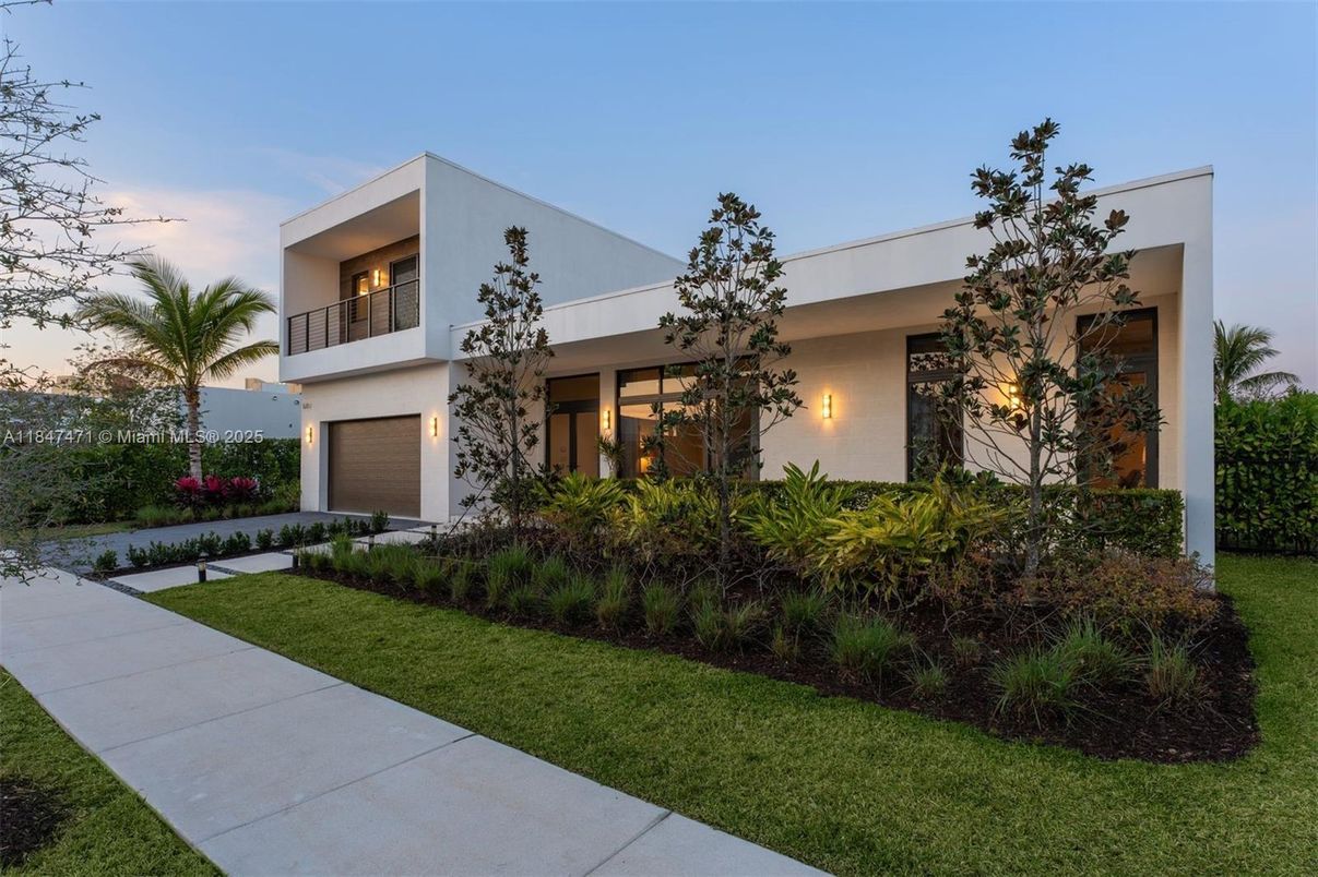 Attached, Backyard, Exterior, Facade, Modern