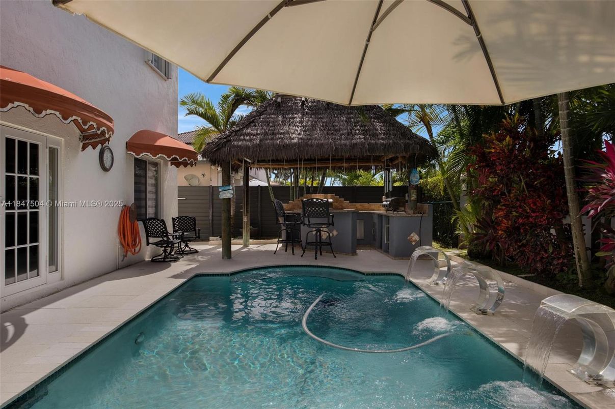 Exterior, Outdoor Kitchen, Pool