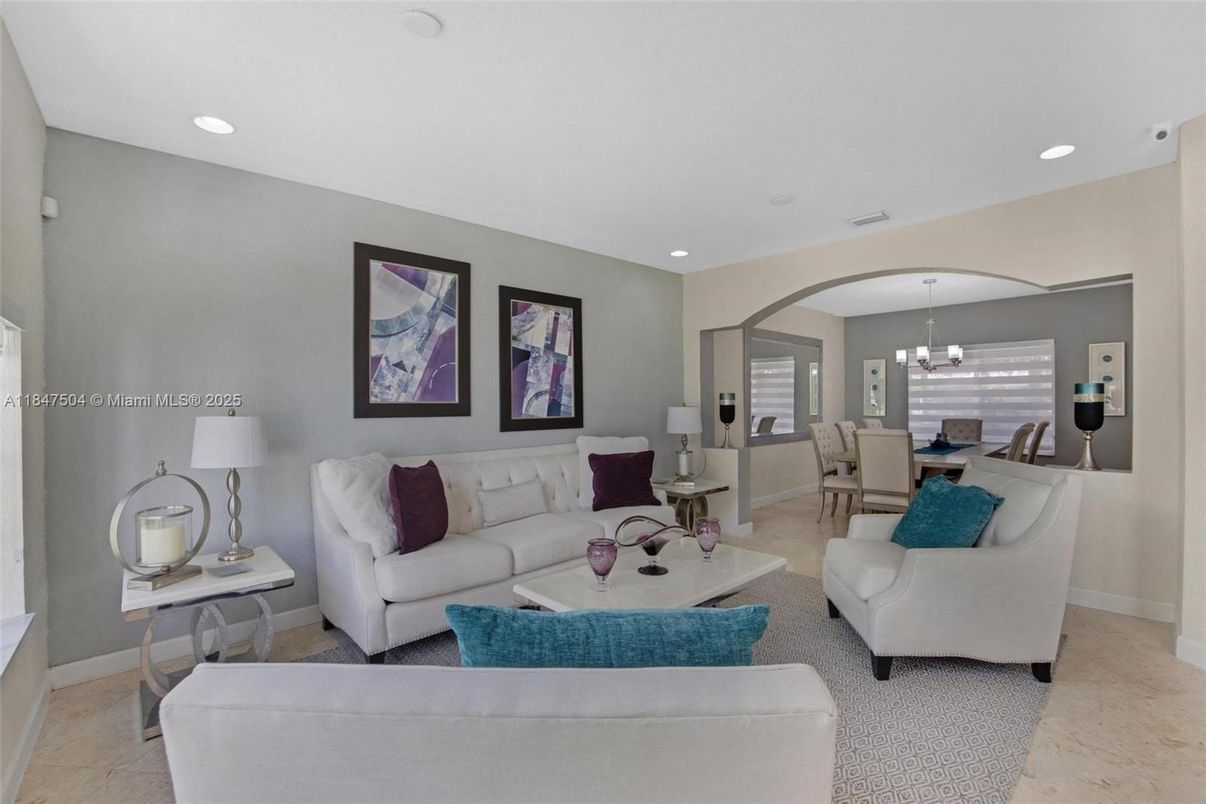 Chandelier, Dining room, Interior, Living room, Pendant Lights, Recessed Lighting