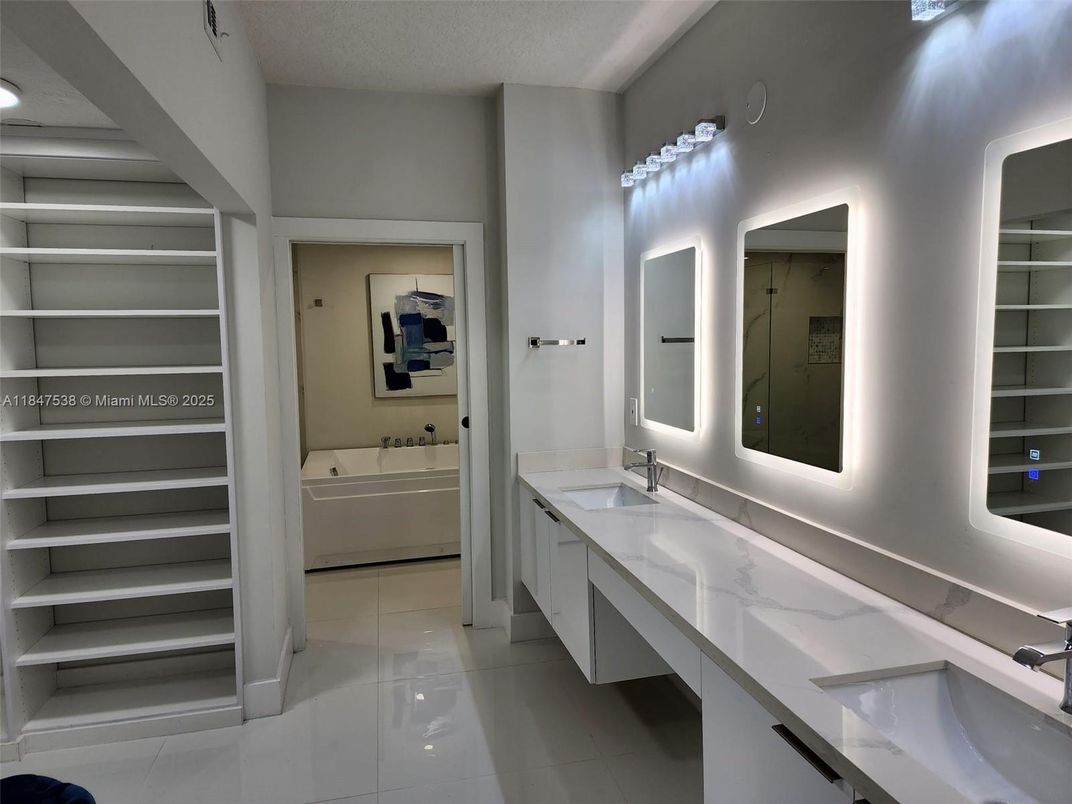 Bathroom, Dual Sink Vanities, Interior, Recessed Lighting