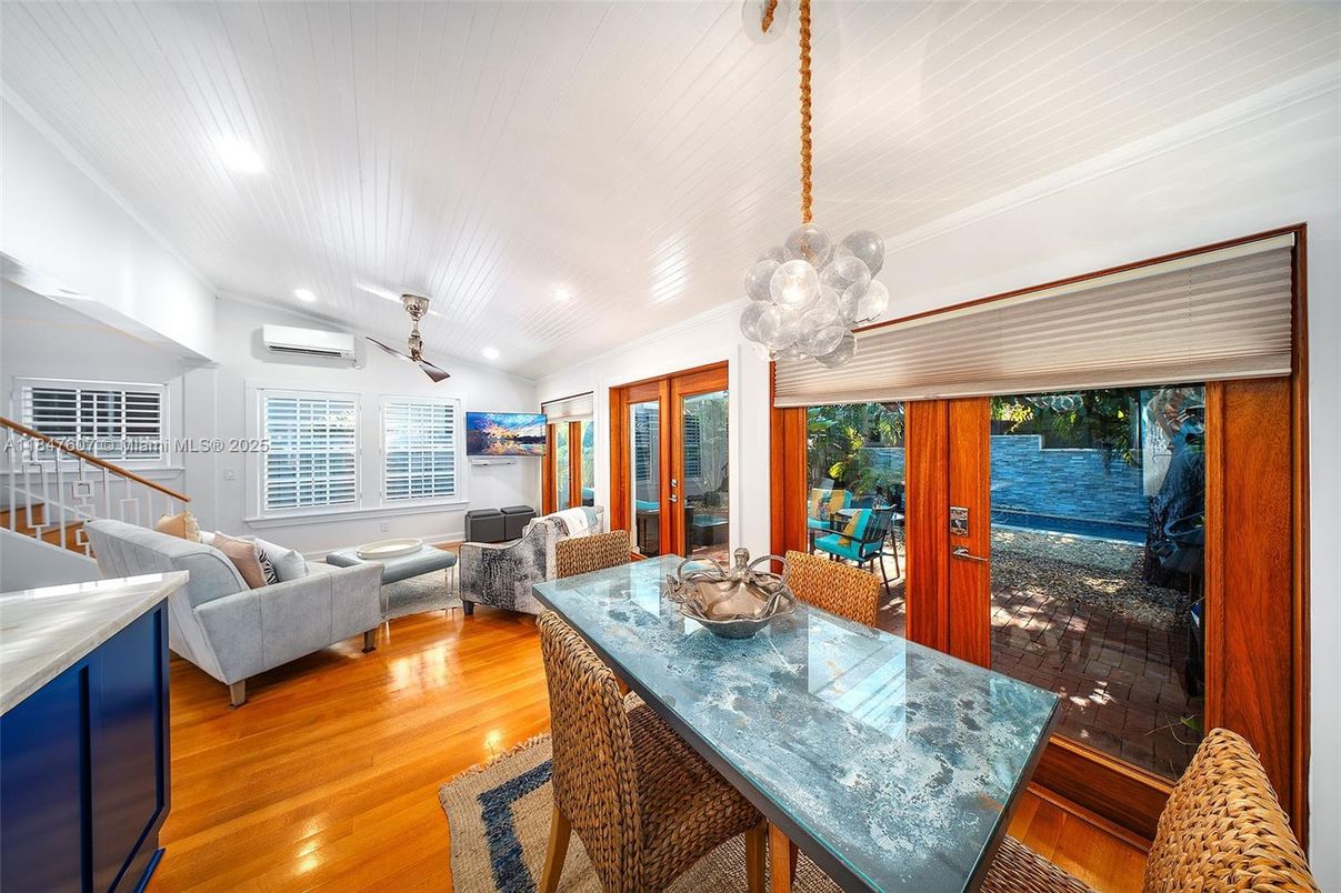 Dining room, Interior, Living room, Pendant Lights, Recessed Lighting, Wood Texture Flooring