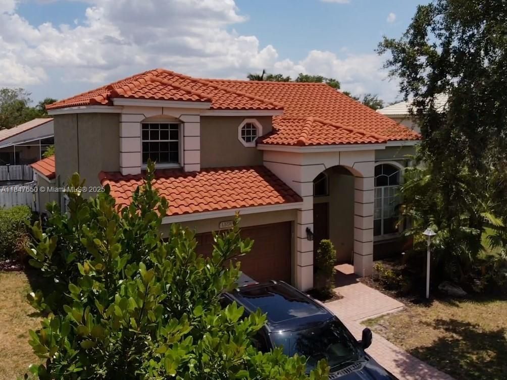 Attached, Exterior, Facade, Mediterranean