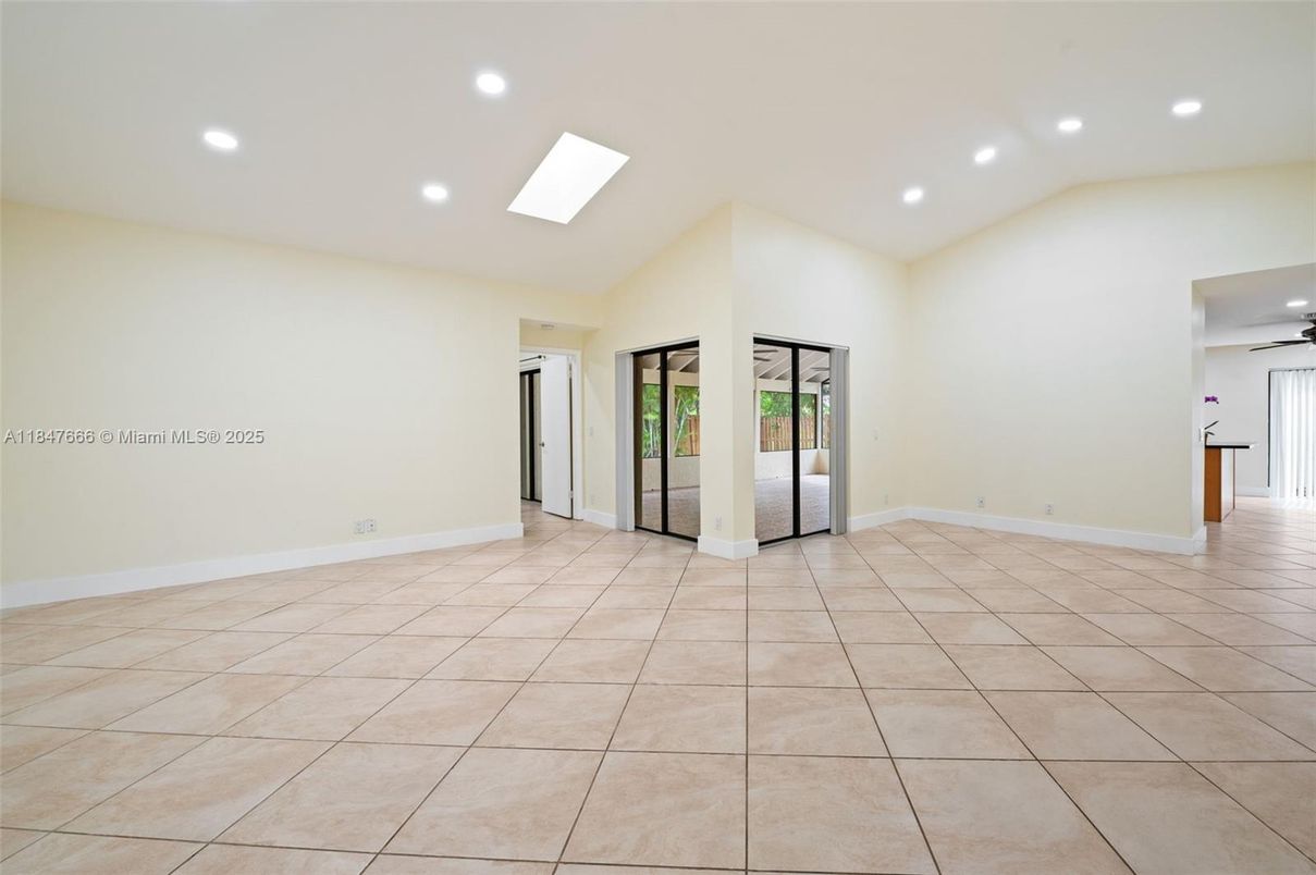 Empty room, Interior, Recessed Lighting