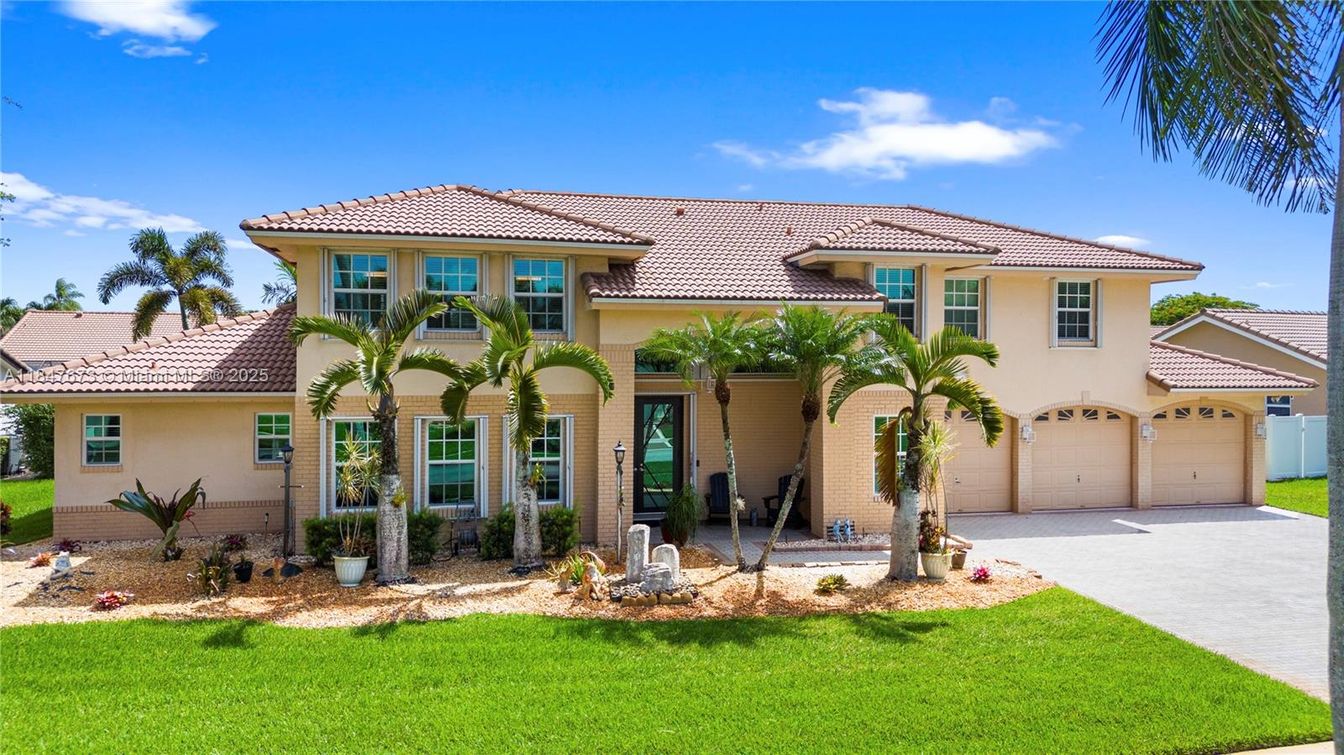 Attached, Exterior, Facade, Mediterranean