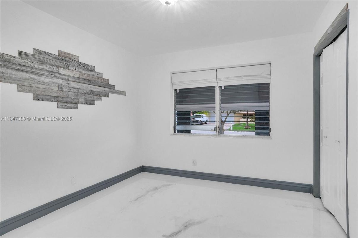 Empty room, Interior