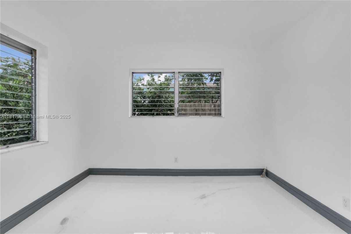 Empty room, Interior