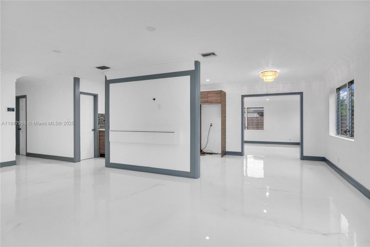 Empty room, Interior, Recessed Lighting