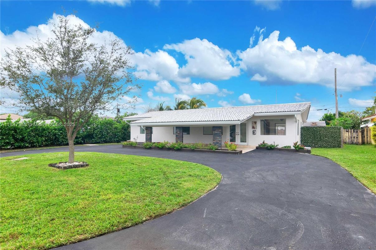 Backyard, Exterior, Facade, Ranch