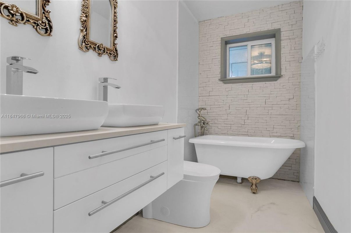 Bathroom, Free Standing Baths, Interior