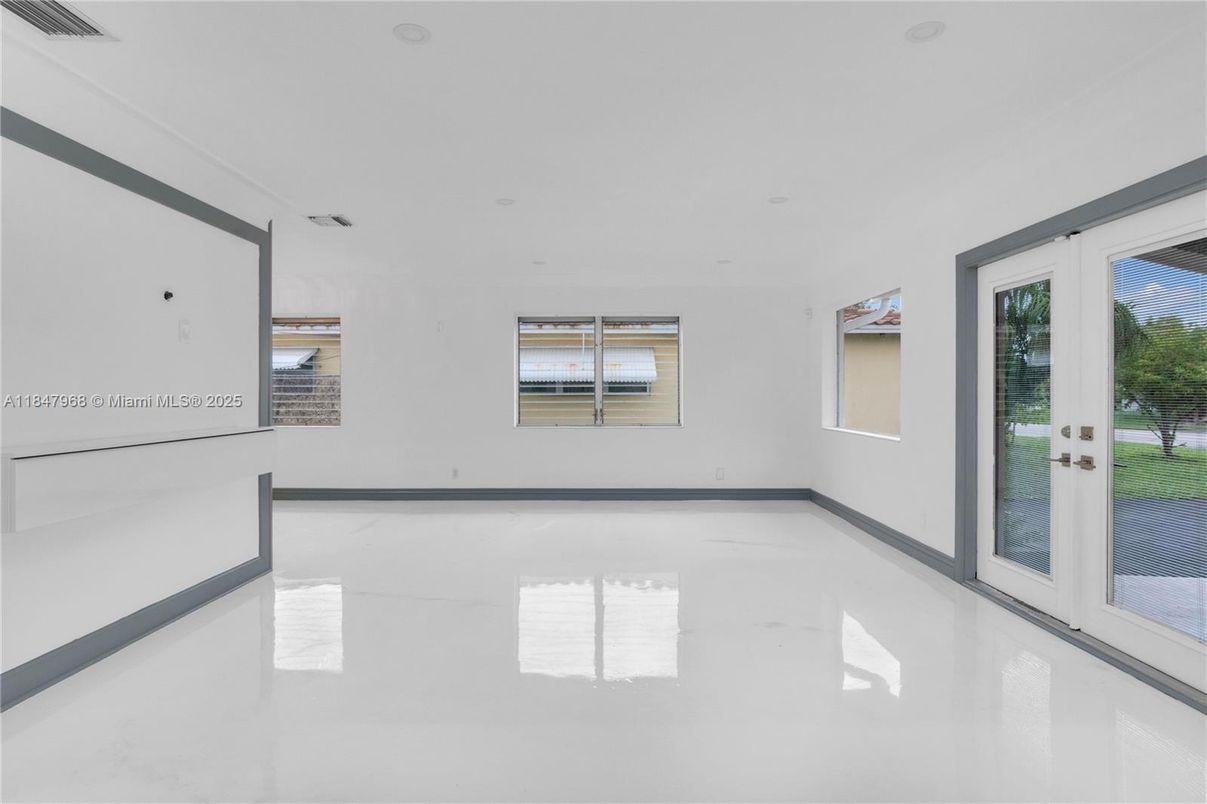 Empty room, Interior