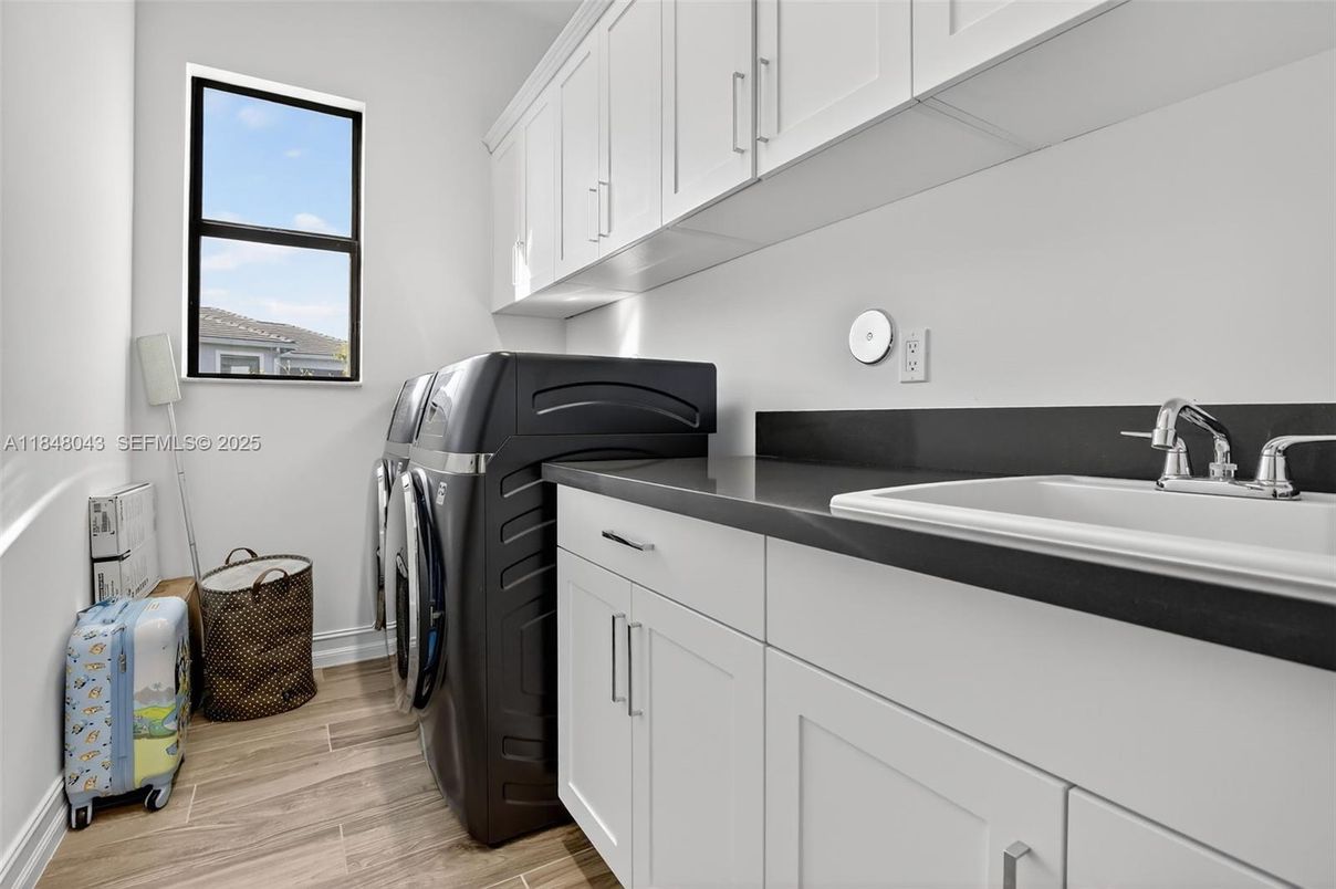 Interior, Washer, Wood Texture Flooring